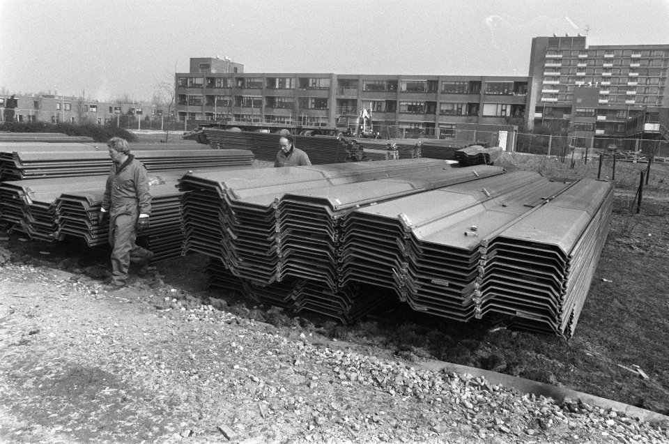 Stalen damwandelementen in wijk MerwedepolderDordrecht voor sanering bodemveron, Bestanddeelnr 933-9206
