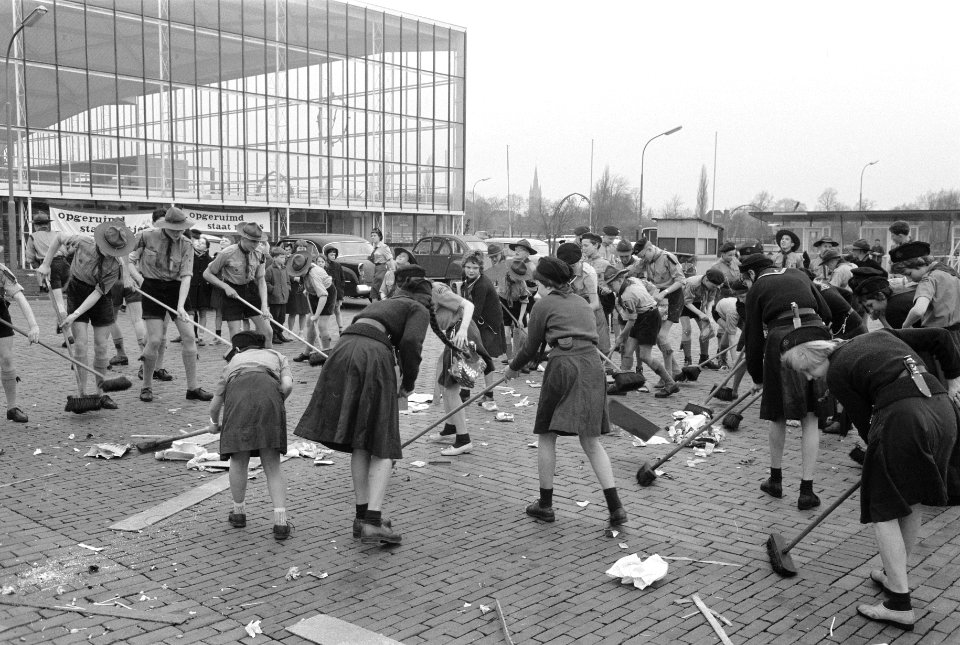 Start Heitje voor een Karweitje te Hilversum Overzicht van het schoonmaakkarw, Bestanddeelnr 912-3066