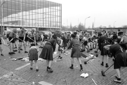 Start Heitje voor een Karweitje te Hilversum Overzicht van het schoonmaakkarw, Bestanddeelnr 912-3066