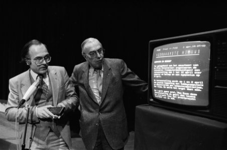 Start NOS Teletekst op VU Amsterdam Mare Euwe (recht en prof RD vd Riet bi, Bestanddeelnr 930-7521