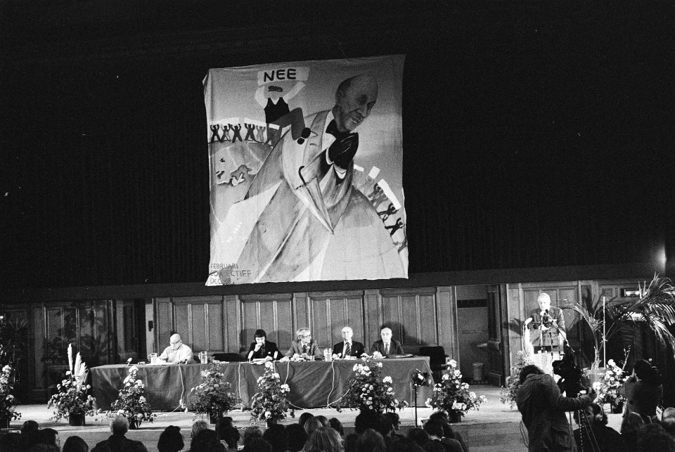 Symposium tegen Neutronenbom in Tropenmuseum Amsterdam overzicht, Bestanddeelnr 930-0500