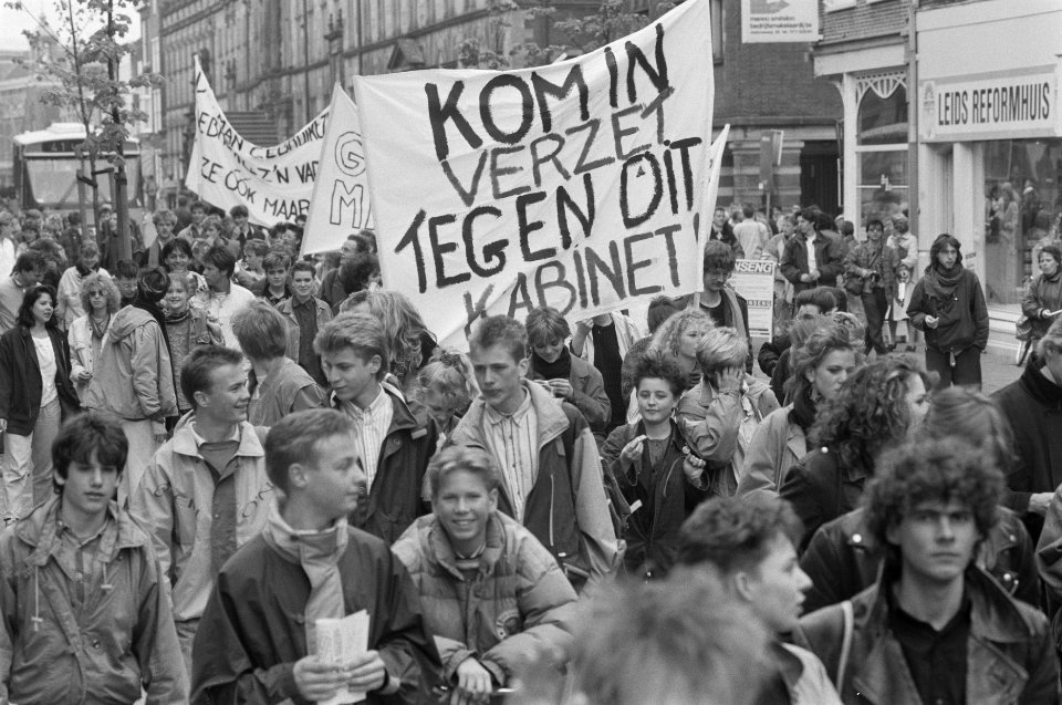 Start estafette-actie jongeren in Leiden tegen kabinetsbeleid demonstratie, Bestanddeelnr 934-2394