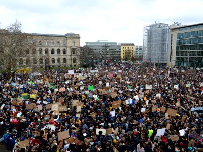 Start of the FridaysForFuture demonstration Berlin 15-03-2019 view from top 09