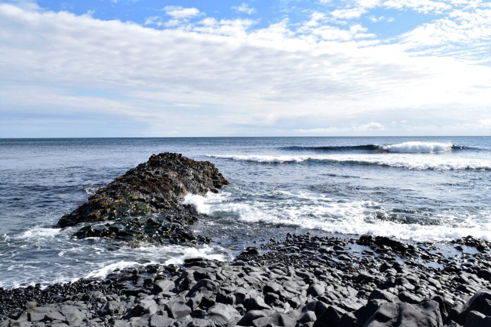 Breaking waves blue