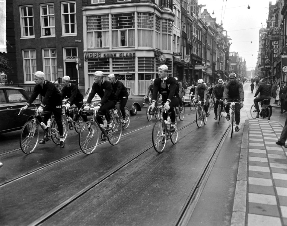 Start 13e Olympiatoer door Nederland, op Rembrandtplein, Bestanddeelnr 916-4593