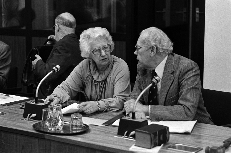 Staatssecretaris Bert Haars en Minister Wil Albeda in gesprek voor een openbare , Bestanddeelnr 931-3170