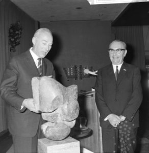 Staatssecretaris van Economische Zaken Bakker (l.) bij het overhandigen van de …, Bestanddeelnr 918-4975