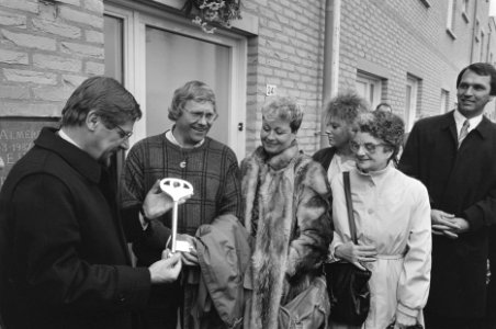 Staatssecretaris Heerma stelt 20.000e woning in gebruik Almere Stad Heerma ove, Bestanddeelnr 933-9379