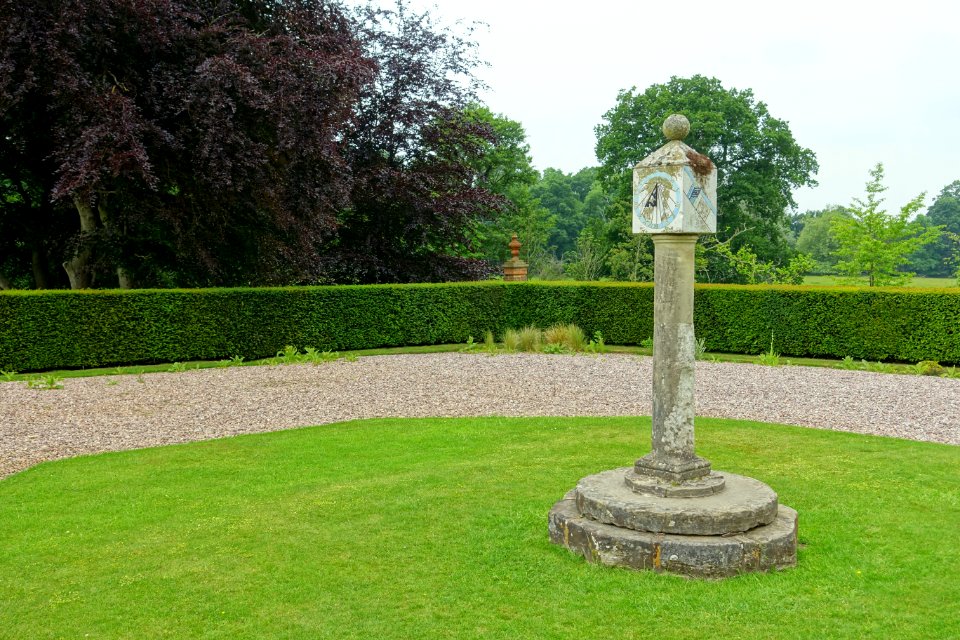 Sundial - Packwood House - Warwickshire, England - DSC08760