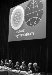 Symposium Unctad III in Den Haag , overzicht bestuurstafel, Bestanddeelnr 925-3267