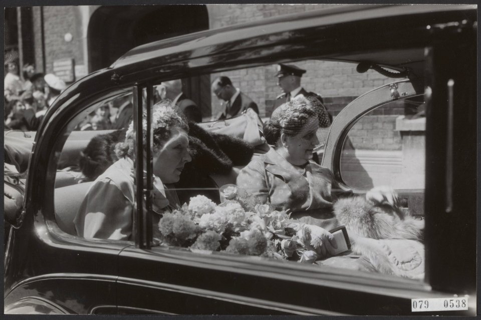 Staatsbezoek van de Franse president Coty aan Nederland. Rijtoer van koningin Ju, Bestanddeelnr 079-0538