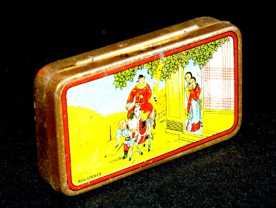 Sweets tin, with Japanese or Chinese woman and man on a horse, foto2