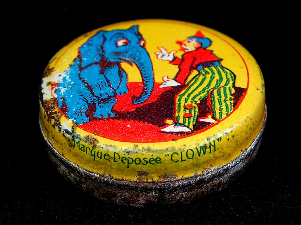 Sweets tin depicting a clown and an elephant, marque deposee CLOWN