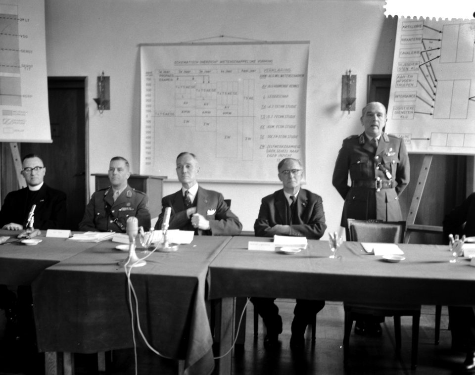 Staatssecr, van defensie MRN Colmeyer geeft persconferentie over reorganisati, Bestanddeelnr 911-9559
