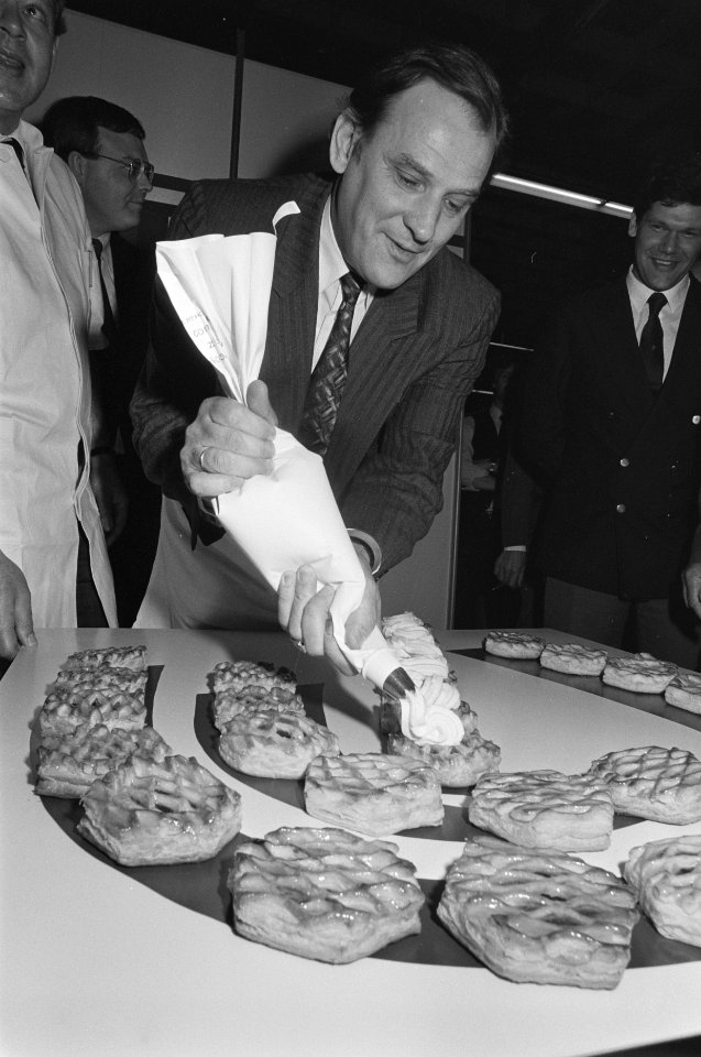 Staatssecretaris Albert-Jan Evenhuis opent Nebato Tech in Utrecht door gebakjes , Bestanddeelnr 933-9445