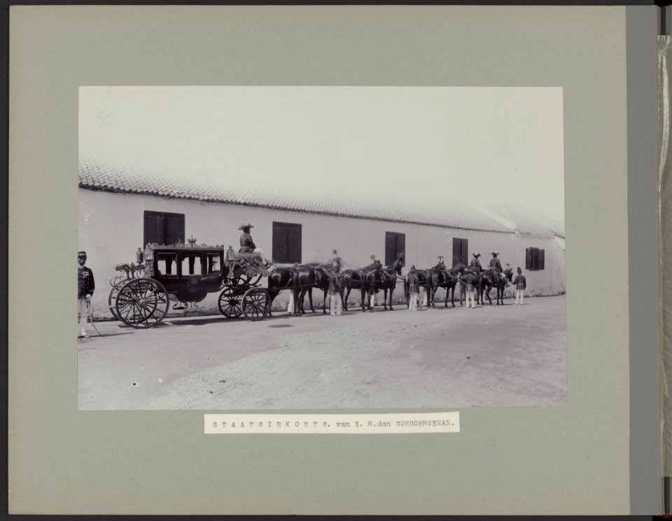 Staatsiekoets van Z.H. den Soesoehoenan begeleiders en acht paarden, Bestanddeelnr 818 19