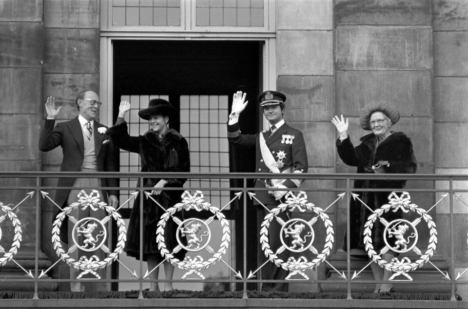 Staatsbezoek Zweeds Koninklijk Paar aan Nederland op balkon vlnr Koningin Silvi, Bestanddeelnr 928-8497