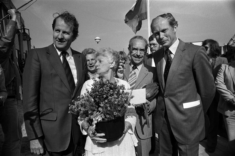 Staatssecretaris Brokx van Volkshuisvesting (l), bewoners van het huis, het echt, Bestanddeelnr 930-4175