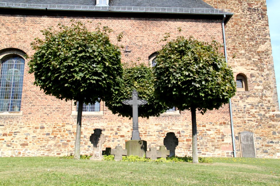 St. Walburga Gelsdorf, Südseite, Alter Friedhof