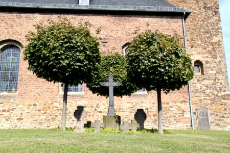 St. Walburga Gelsdorf, Südseite, Alter Friedhof