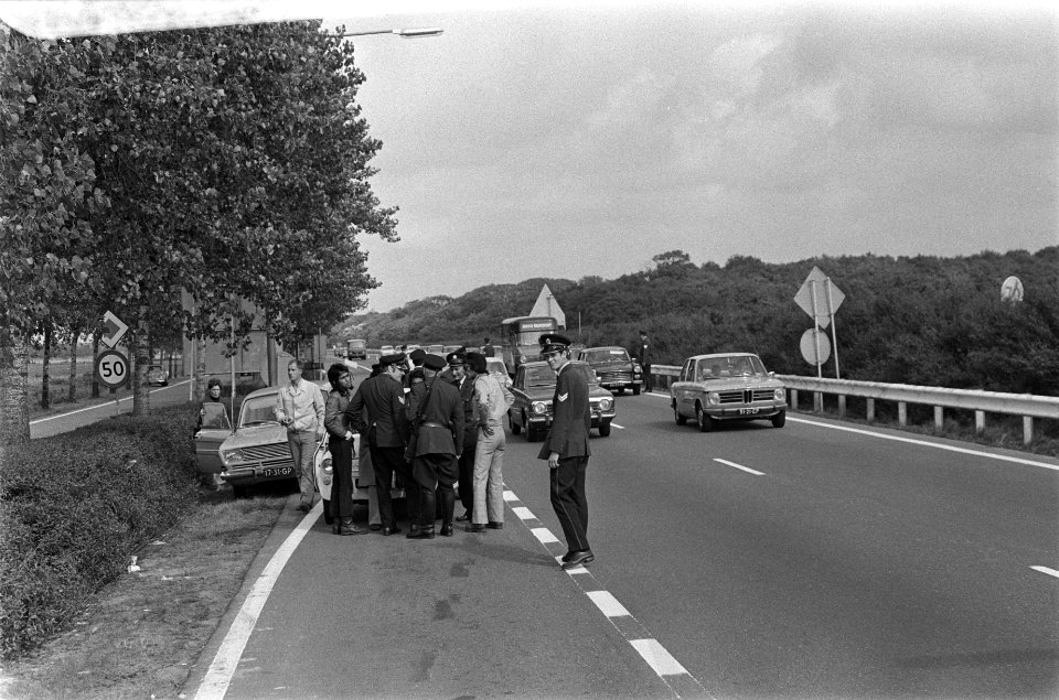 Staatsbezoek van President Soeharto aan Nederland politie houdt auto's aan op w, Bestanddeelnr 923-8096