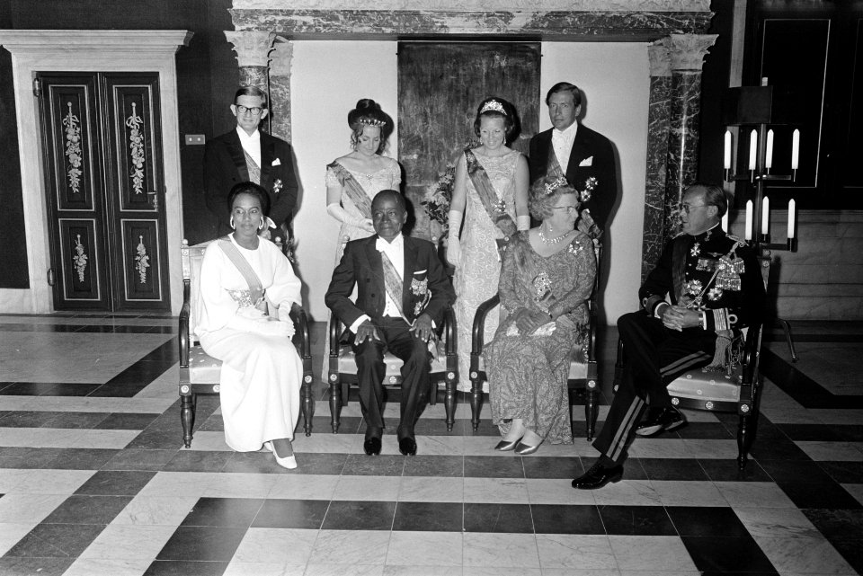 Staatsiefoto van president Houphouët-Boigny en Koninklijke Familie, Bestanddeelnr 923-5675