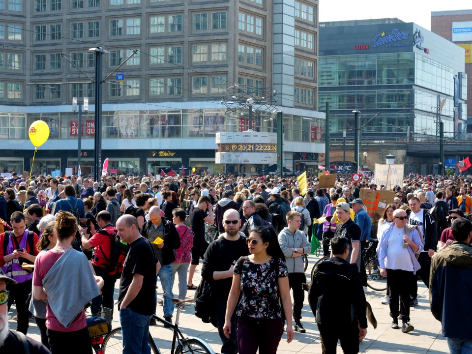 Start of the Mietenwahnsinn demonstration in Berlin 06-04-2019 01