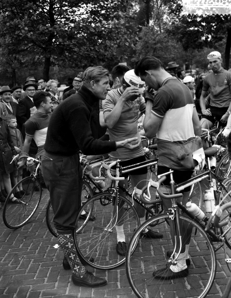 Start Ronde van Nederland Olympus Tour , ploegleider Gerrit Schulte geeft de l, Bestanddeelnr 910-3982