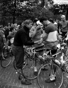 Start Ronde van Nederland Olympus Tour , ploegleider Gerrit Schulte geeft de l, Bestanddeelnr 910-3982