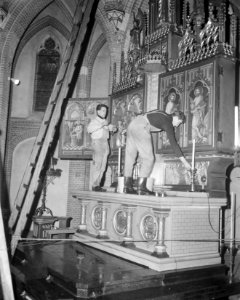 St Lambertuskerk onder roetlaag bedekt te Eindhoven, werkzaamheden in kerk, Bestanddeelnr 915-9322