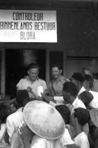 Terwijl de mensen zich verdringen op de stoep van het Contoleurskantoor te Blora, Bestanddeelnr 5499