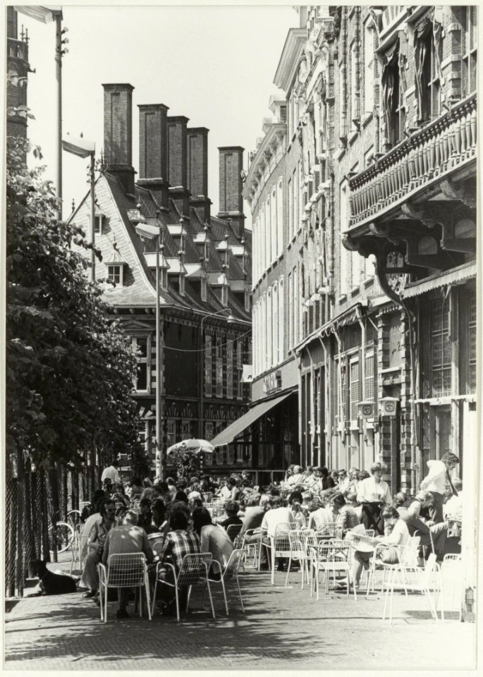 Terras café-restaurant Brinkmann aan de Grote Markt, ziende naar het westen. NL-HlmNHA 54015457