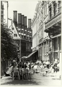 Terras café-restaurant Brinkmann aan de Grote Markt, ziende naar het westen. NL-HlmNHA 54015457