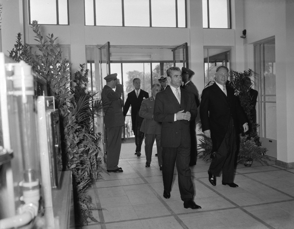 Statiebezoek Sjah van Iran , bezoek Shell Laboratorium, Bestanddeelnr 910-3777