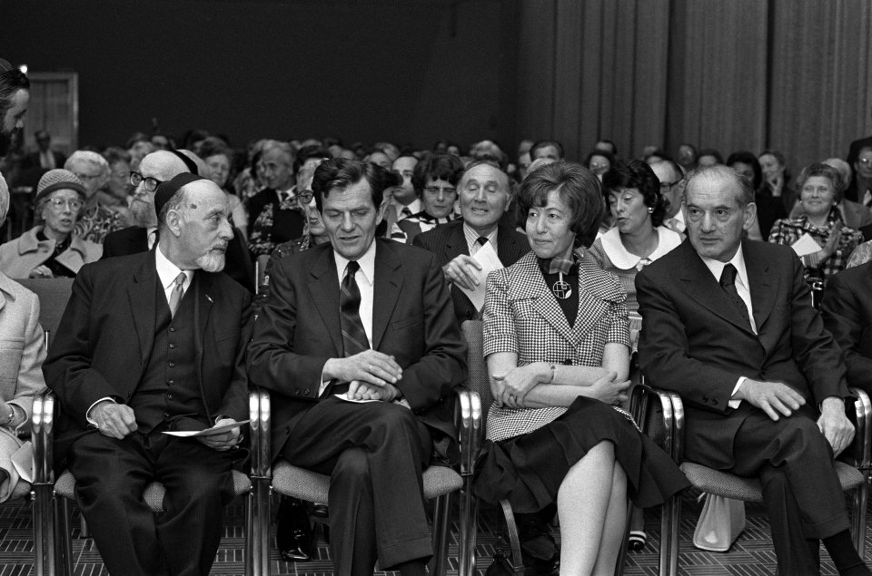 State of Israel Bonds in Glazen Zaal in RAI, opdracht heer Sijer, Bestanddeelnr 927-2048