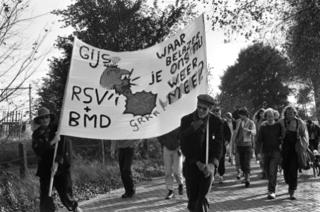 Terrein bezetting Moerdijk tegen nieuwe kerncentrales demonstranten met spandoe, Bestanddeelnr 933-4472