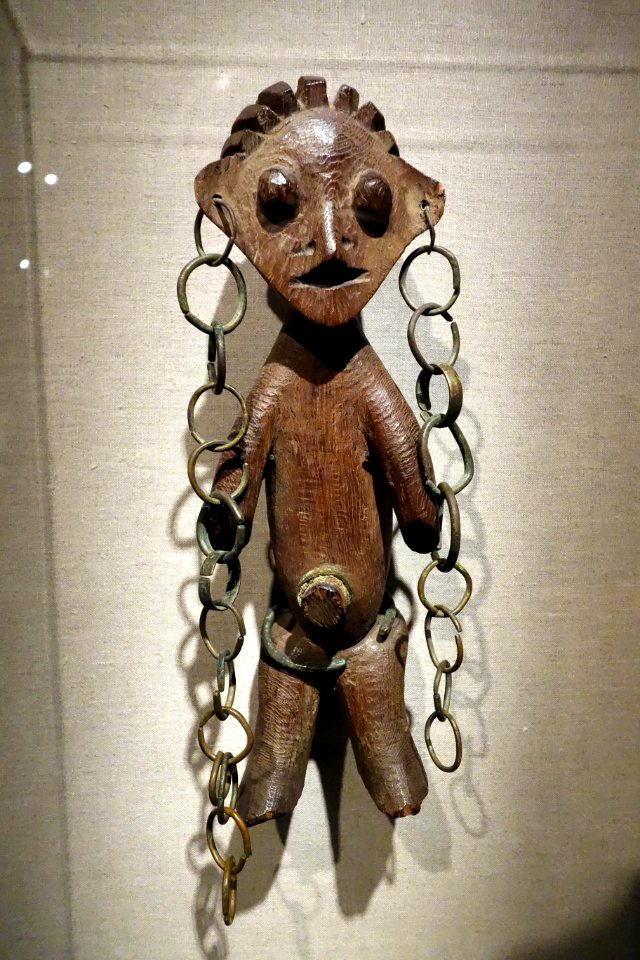 Standing figure (nazeze), Southern Sudan or Democratic Republic of Congo, Azande people, late 19th to early 20th century, wood, metal, pigment - De Young Museum - DSC01112