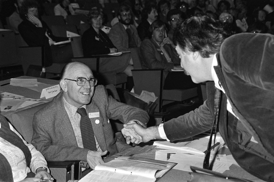 Stan Poppe (links), benoemd tot vice-voorzitter van de PvdA, wordt gefeliciteerd, Bestanddeelnr 931-7598
