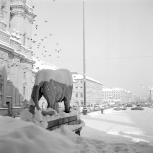 Standbeeld van een leeuw in de sneeuw in de Feldherrnhalle aan de Odeonsplatz, Bestanddeelnr 254-3737 photo