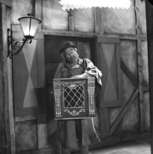 Televisiestuk Drie stuivers opera , Matthieu an Eysden met orgeltje, Bestanddeelnr 911-7338