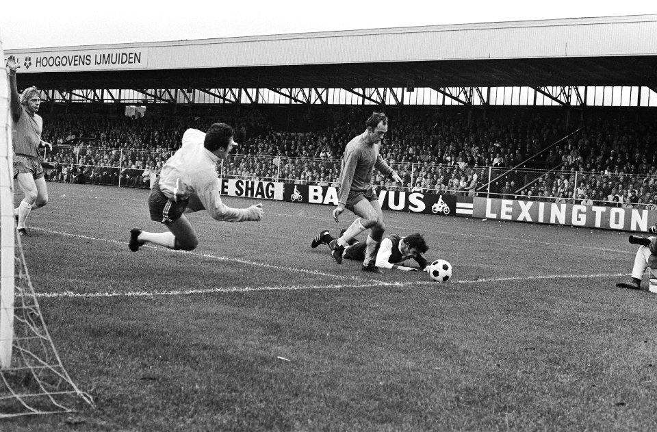 Telstar tegen Feijenoord 1-0 Van Hanegem op grond, Andre (midden) in aktie, Bestanddeelnr 923-9558