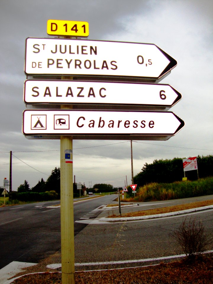 St.Julien de Peyrolas (Gard, Fr), panneaux indicateurs avec balisage chemin de St.Jacques