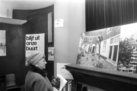 Tentoonstelling over Jordaan in Roothaanhuis Amsterdam, dames bij foto, Bestanddeelnr 925-2999