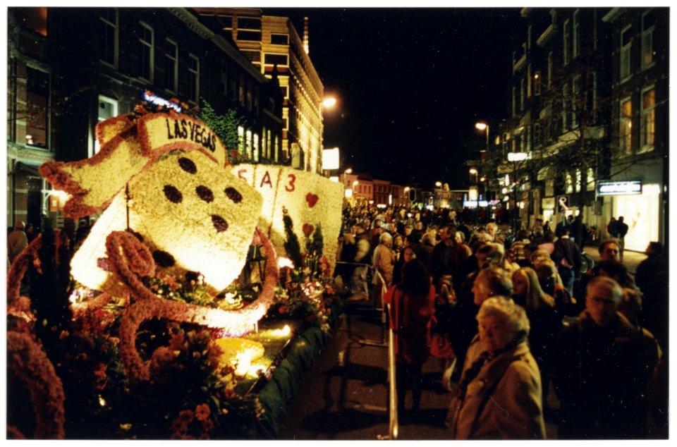 Tentoonstelling van praalwagens van het bloemencorso 1995 op de Gedempte oude Gracht