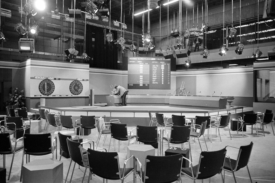 Televisie-studio-I in Hilversum wordt gereed gemaakt voor uitzending ivm verk, Bestanddeelnr 926-0581