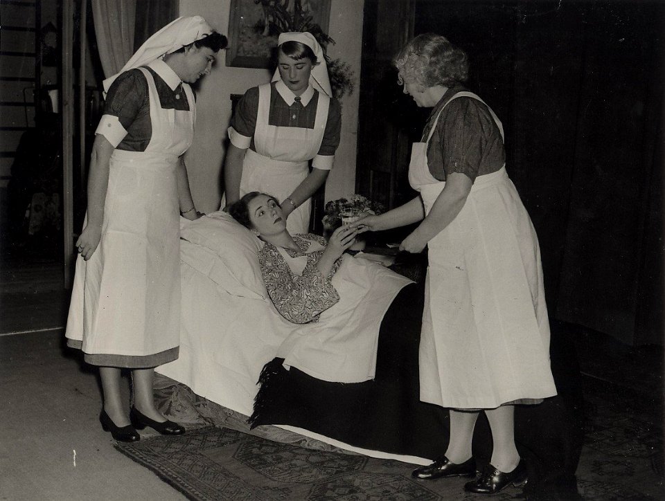 Ter gelegenheid van het 50-jarig bestaan van de huishoud- en industrieschool werd in de Stadsschouwburg een feestavond gegeven waarbij het toneelspel Mijn kinderen werd opgevoerd. (29 juni)., NL-HlmNHA 54004298