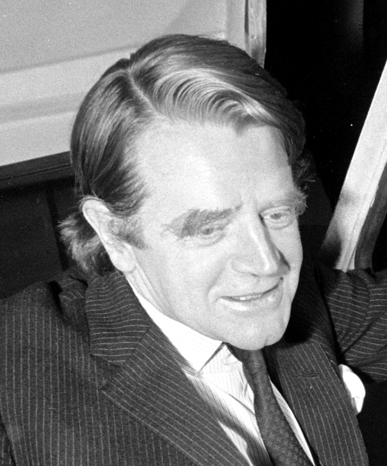 Tentoonstelling Europort 1972 geopend in de RAI, Minister Chris Chataway aan stu, Bestanddeelnr 926-0230 (cropped)