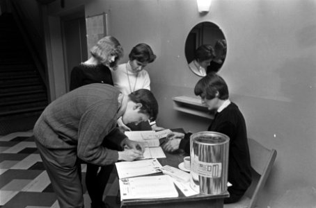 Studentenraad verkiezingen, stembureau 30 in het Van Nispenhuis met de eerste st, Bestanddeelnr 921-0981