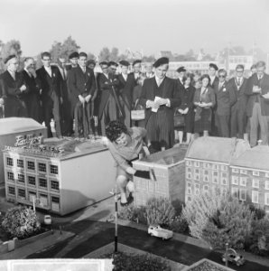 Studentensocieteit op Madurodam, mevrouw mr J E Glastra van Loon plaatst de v, Bestanddeelnr 916-9057