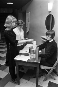 Studentenraad verkiezingen, stembureau 30 in het Van Nispenhuis met de eerste st, Bestanddeelnr 921-0980